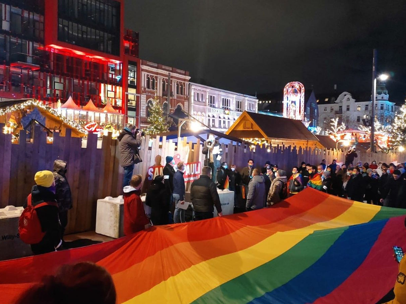 Aktion in Hamburg ,,Der Kiez ist bunt":  Ein Zeichen gegen Hass und Gewalt  